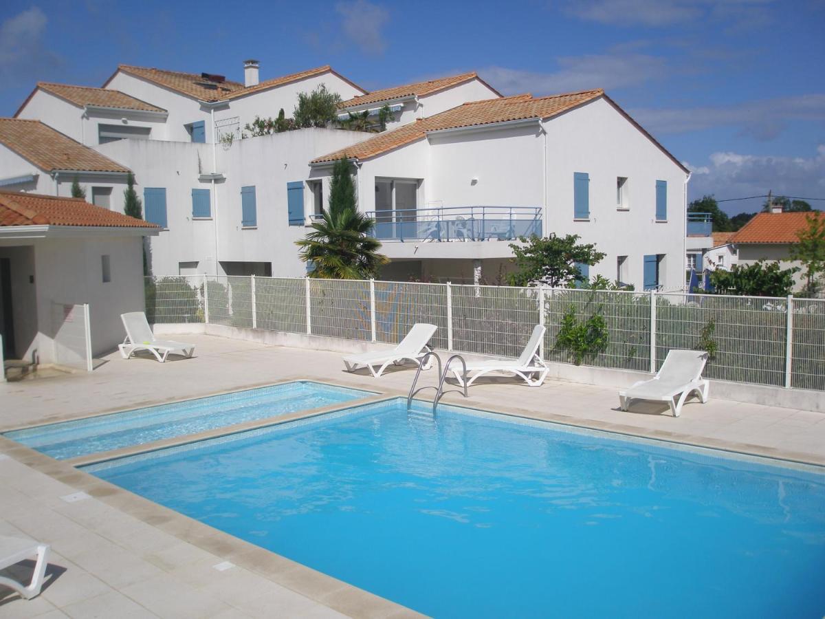 Confort Dans Avec Piscine